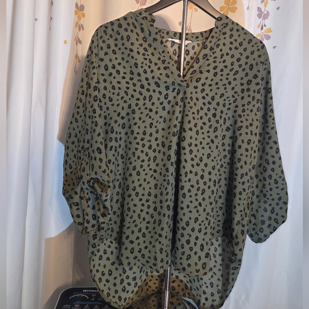 Chic‎ Stylish Green Animal Print Women's Top- Size Large